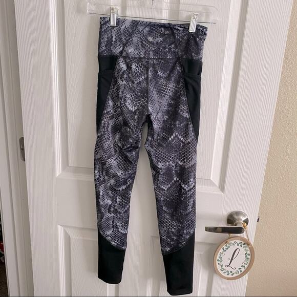Champion High Waisted Snakeskin Leggings Size XS Gray Black Spandex Blend - Picture 4 of 6